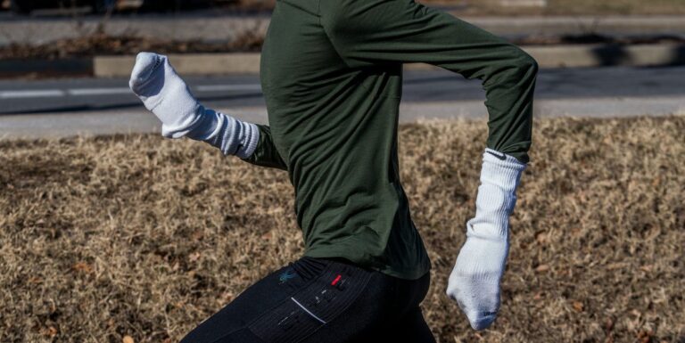 Laissez vos gants de course à la maison. Portez des chaussettes à la place




