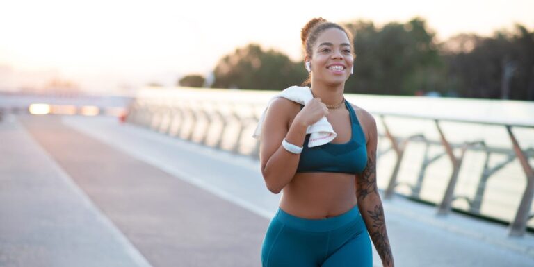 Les scientifiques trouvent que la marche chaque jour pourrait ajouter 11 ans à votre vie



