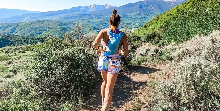 Marcher dans les montées - randonnée à la puissance - tandis que la course de sentier est totalement correcte



