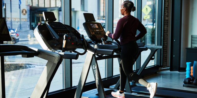 Plan de tapis roulant de 4 semaines pour faire fonctionner votre mile le plus rapide



