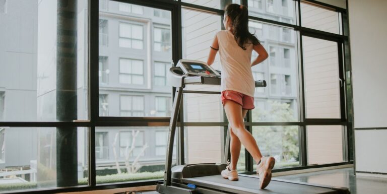 Un défi de tapis roulant d'un mois pour lancer votre habitude de fitness ou vous ramener dans le jeu



