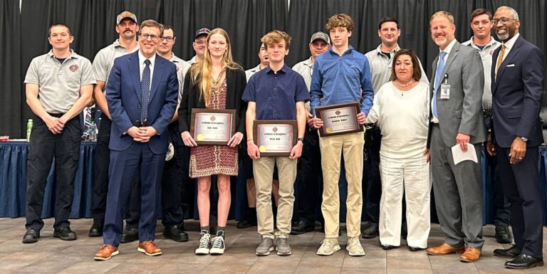 3 coéquipiers du secondaire sont sortis pour une longue course et ont fini par éteindre un incendie de maison




