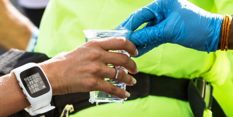 Un semi-marathon a donné aux coureurs des tasses réutilisées dans les stations d'eau. S'il vous plaît, ne fais pas ça



