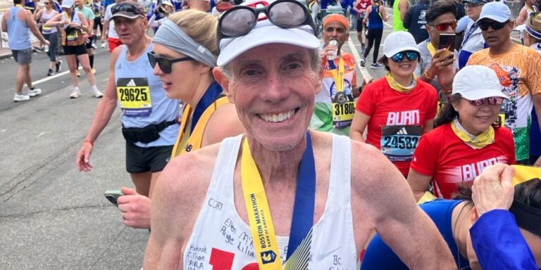 Ce «Runcle» a couru son 48e marathon de Boston dans une rangée et a volé le spectacle sur Tiktok



