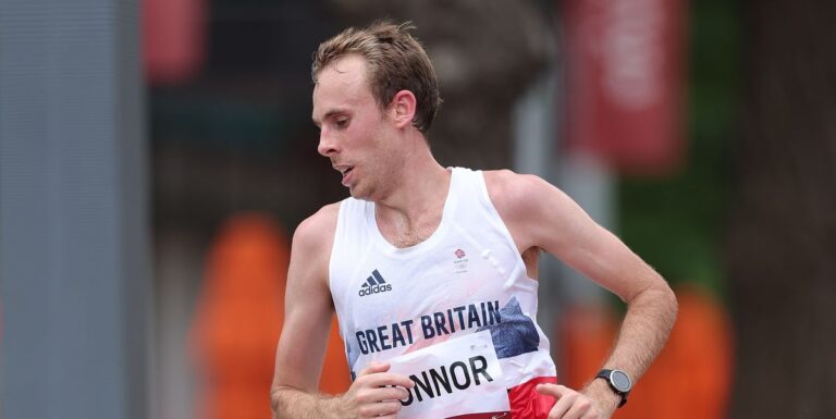 Ce coureur a été sélectionné pour représenter son pays - alors il a été contraint de payer sa propre voie



