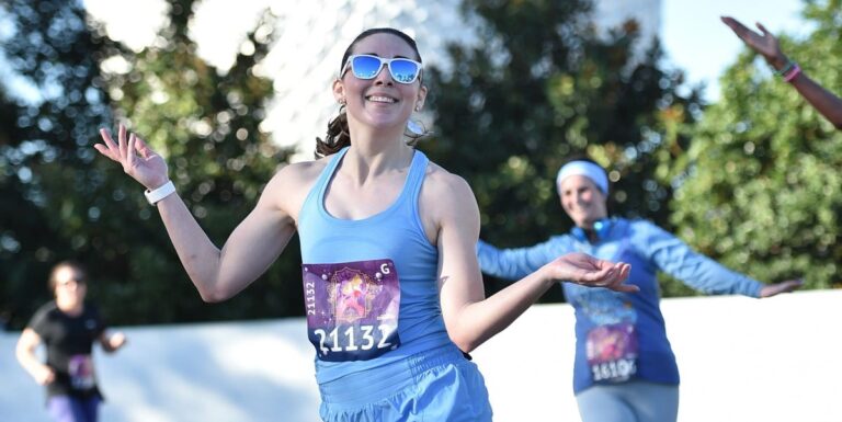 Elle a couru sur des bases marines du monde entier, puis Ashlee Whitmire s'est entraîné avec le monde du coureur



