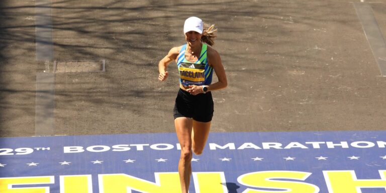 Jess McClain dirige les femmes américaines au marathon de Boston 2025



