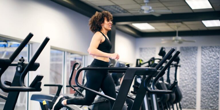 Oui, vous travaillez plus dur sur un tapis roulant incurvé. Les scientifiques l'ont prouvé



