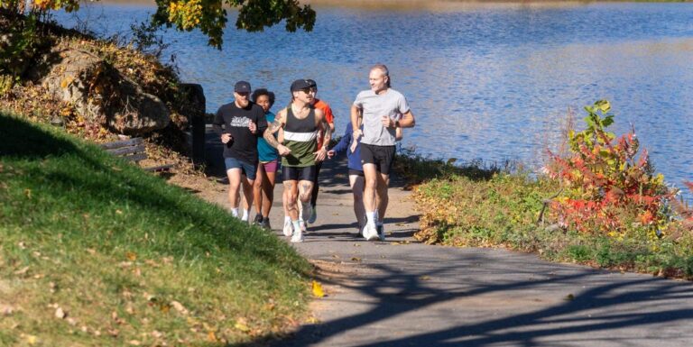 4 façons simples de faciliter la course à la colline, selon les entraîneurs




