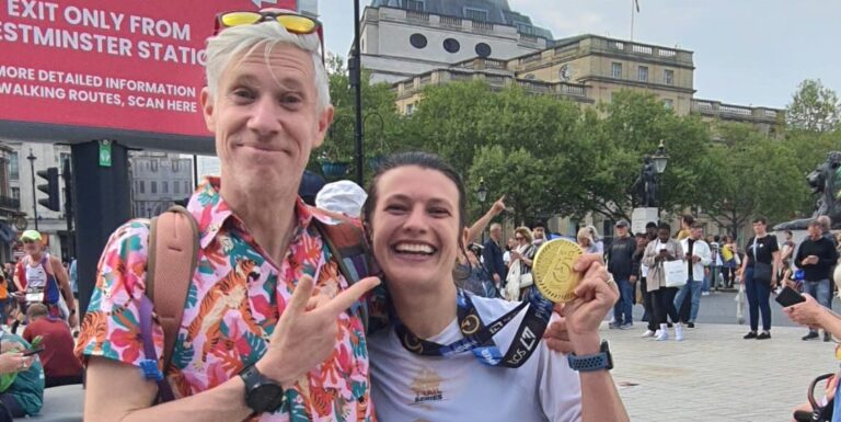 Ce coureur a utilisé la médaille du marathon de sa femme pour collecter 285 $ de cadeaux



