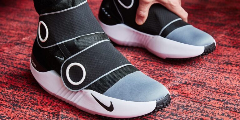 Ces baskets de haute technologie chauffent et massaient des tendons douloureux et des tendons d'Achille



