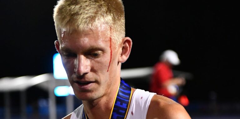 Il a été piétiné et ensanglanté aux championnats de la SEC - puis s'est levé pour terminer deuxième



