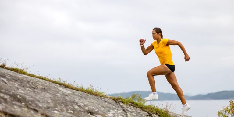Pourquoi certains coureurs finissent-ils toujours rapidement? Ils utilisent ces deux mouvements de puissance - tout comme vous



