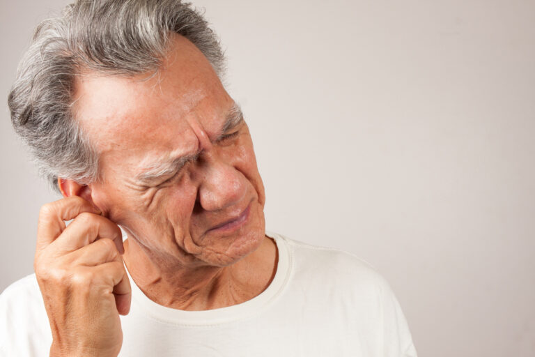 Pourquoi mon oreille est-elle obstruée? 7 raisons et remèdes
