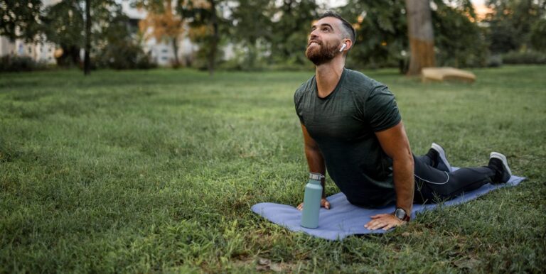 Yoga vs Pilates: Lequel contribuera à améliorer les performances de course?



