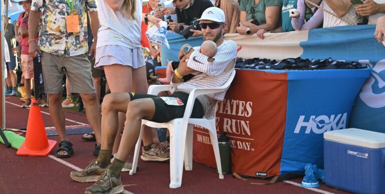 Caleb Olson remporte les États occidentaux 100 - et est accueilli par son fils de 7 semaines à l'arrivée



