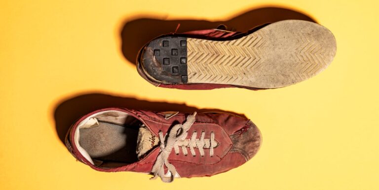 Ces chaussures ont été construites par Bowerman. Porté par la prefontaine. Et perdu pendant des décennies - jusqu'à maintenant.



