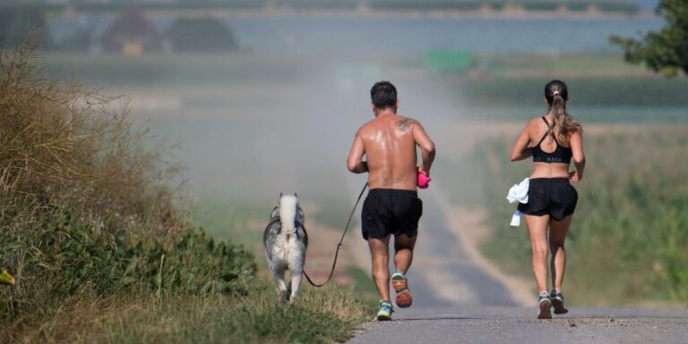 Courir plus lentement dans la chaleur? Voici pourquoi c'est une bonne chose



