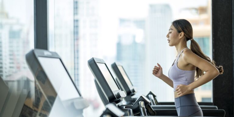 Les entraîneurs expliquent quels entraînements à faire à l'intérieur dans la chaleur et lesquels ajuster pour l'extérieur



