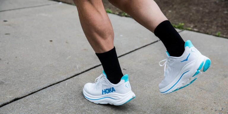 Le Hoka Clifton 10 est une grâce salvatrice pour les coureurs à grands pieds et une rédemption pour OG Cliftonphiles



