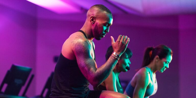 Si le champion du marathon de Boston 2025 fait un pas d'aérobic, peut-être que vous devriez aussi



