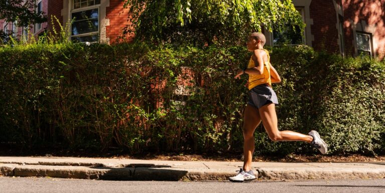 Signes que vous courez trop vite les jours faciles, selon les entraîneurs



