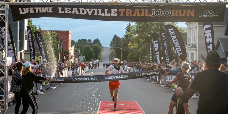 7 semaines après les États occidentaux de DNF-ing, David Roche brisait le record de cours Leadville 100 - encore une fois



