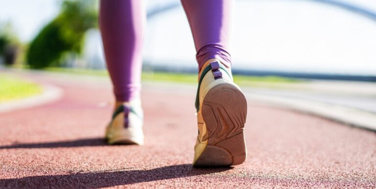 Les `` micro-marcheurs '' pourraient augmenter votre santé plus que les plus longues, suggère une nouvelle étude



