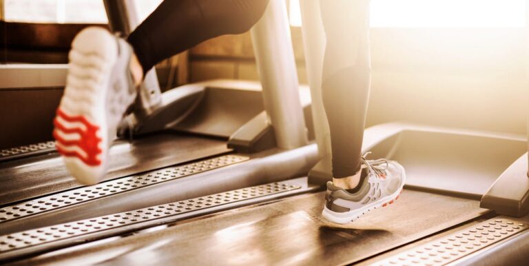 Comment profiter réellement de courir sur le tapis roulant, surtout dans la chaleur



