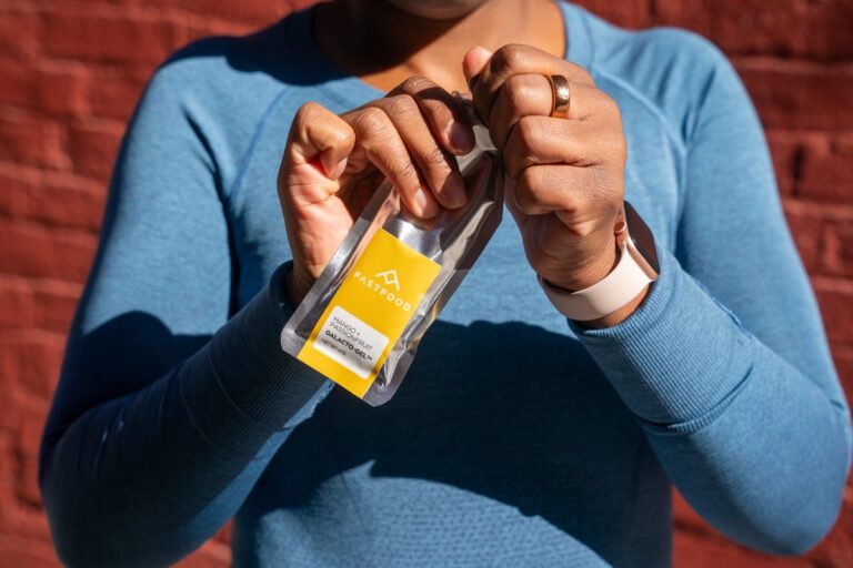 Comment s'entraîner avec des gels énergétiques pour que vous passiez à travers de longues courses en se sentant forts



