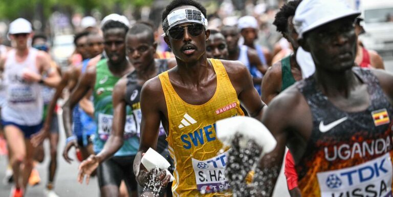 Manches de bras, bandeaux et gilets de glace: comment les coureurs se sont refroidis au marathon du championnat du monde



