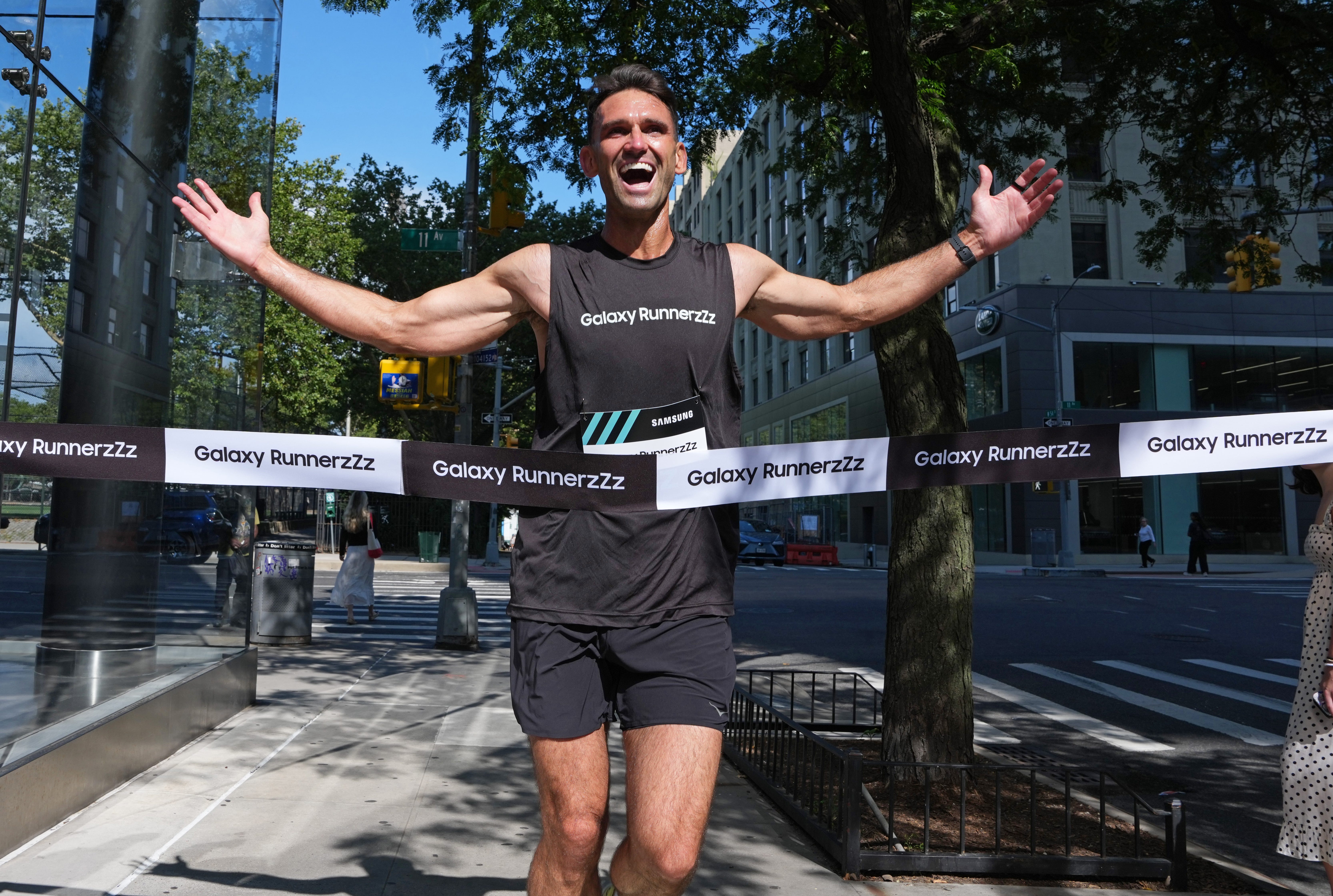 Carl Radke assiste à l'événement de course à pied Galaxy Watch8 de Samsung au Mercedes Club de New York
