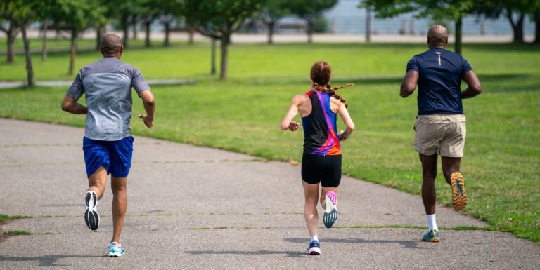 Avant d’abandonner ces 6 « mauvaises » habitudes de course, découvrez comment elles peuvent réellement améliorer les performances.



