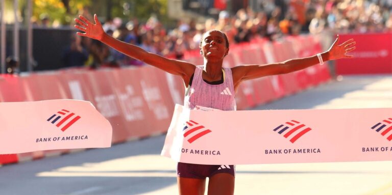 Hawi Feysa court en moins de 2:15 pour remporter la course féminine au marathon de Chicago



