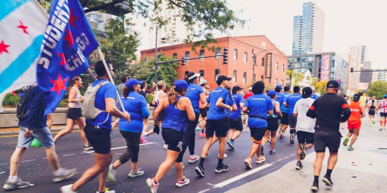 Pour les groupes de course à pied des communautés d'immigrants de Chicago, l'entraînement au marathon devient un acte de résilience



