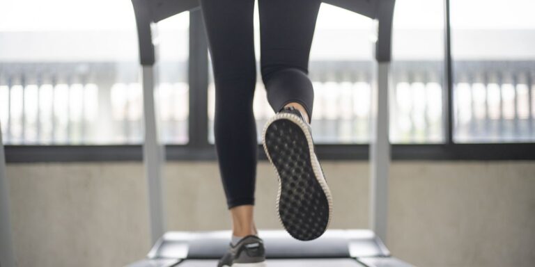 Quelle est l’efficacité de la course sur tapis roulant par rapport à la course à l’extérieur ?



