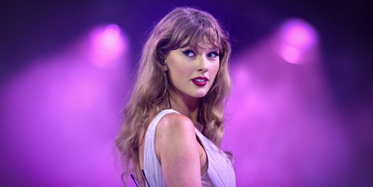 Taylor Swift portait ces Hokas tout en écrivant «la vie d'une showgirl - vous pouvez les saisir pour 20% de réduction



