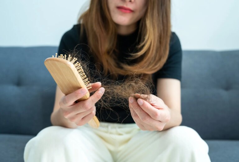Pourquoi mes cheveux tombent-ils ? 5 raisons possibles pour lesquelles les femmes perdent leurs cheveux

