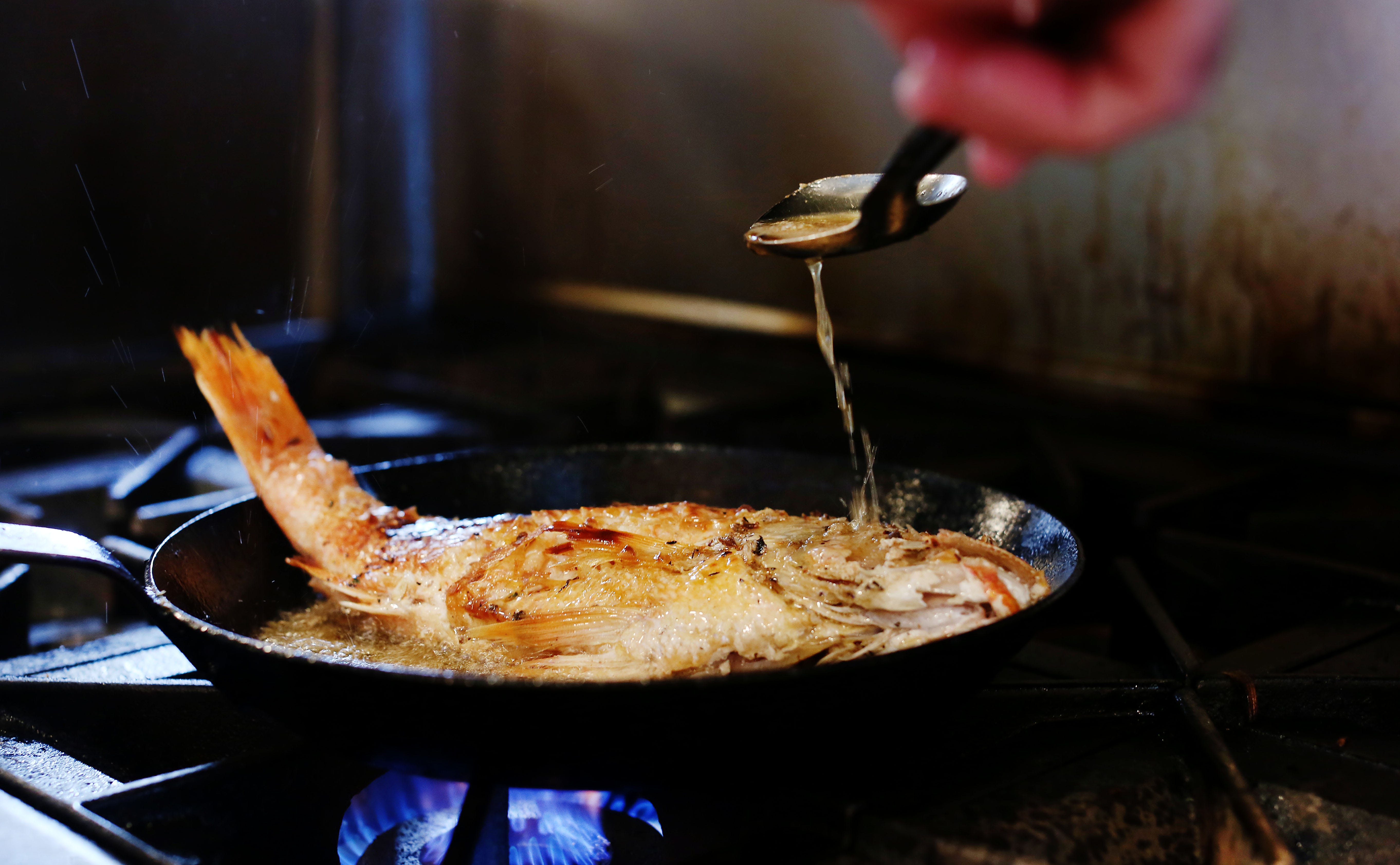Vivaneau entier sauté dans une poêle vivaneau entier sauté dans une poêle