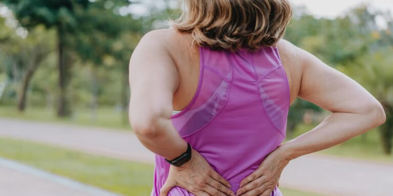 5 façons de décompresser votre colonne vertébrale avant une course, selon les physiothérapeutes
