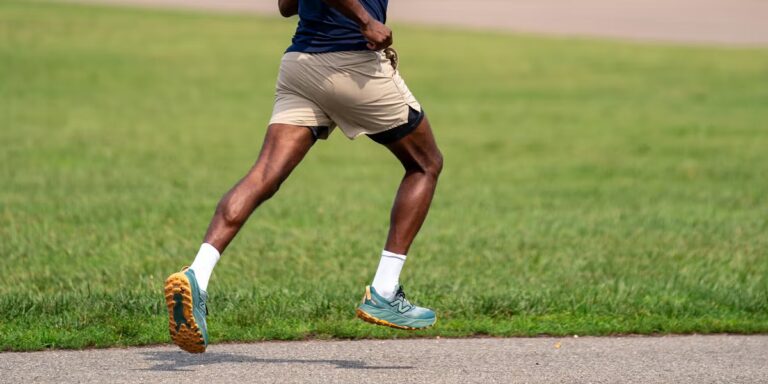 6 signes de mollets faibles chez les coureurs. De plus, les 3 meilleurs exercices pour les renforcer.



