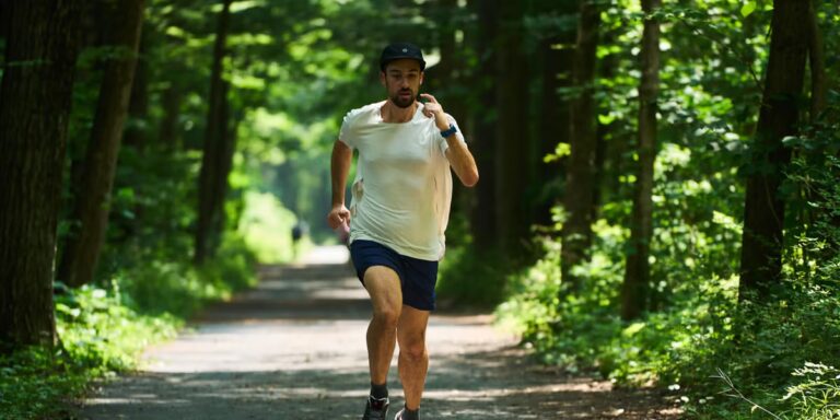 Comment courir plus vite avec une astuce de formulaire de balancement des bras

