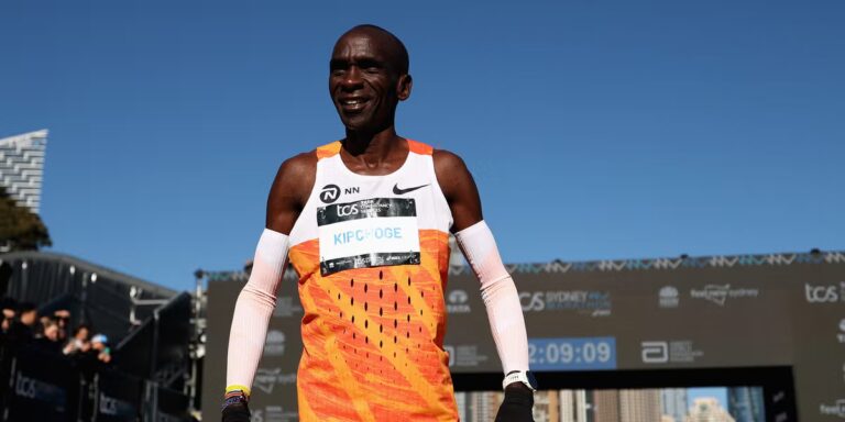 Eliud Kipchoge termine 16e au marathon du Cap



