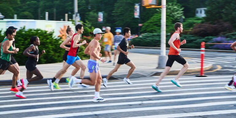 En tant que physiothérapeute sportif, je recommande fortement les plans d'entraînement au marathon de 3 jours par semaine. Voici comment ils amènent les coureurs occupés à un PR.



