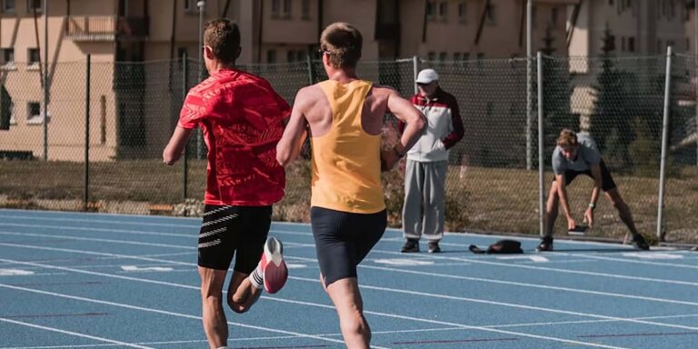 Entraînements marathon par l'entraîneur derrière les performances des courses d'élite
