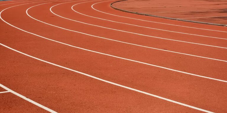 Un lycéen a été disqualifié pour avoir célébré avant la ligne d'arrivée. La DQ a coûté à l'équipe le titre d'État
