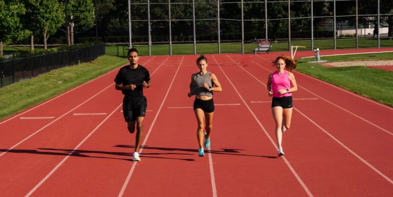 Courir sur piste en été : comment cela améliore les performances
