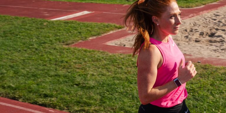 Entraînement répété de 400 mètres par un entraîneur professionnel pour une course plus rapide
