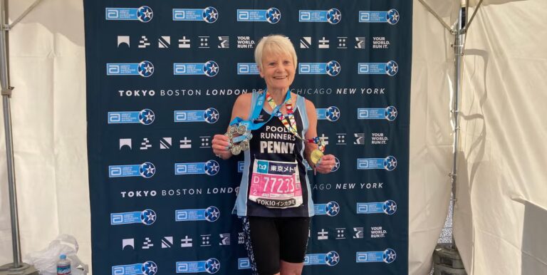 «Je suis une grand-mère de 75 ans et j'ai six enfants et je viens de courir un marathon de 3h57. C'est comme ça que je m'entraîne
