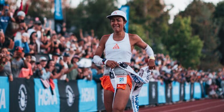 Jennifer Lichter remporte le Western States 100 et bat le record du parcours de Courtney Dauwalter

